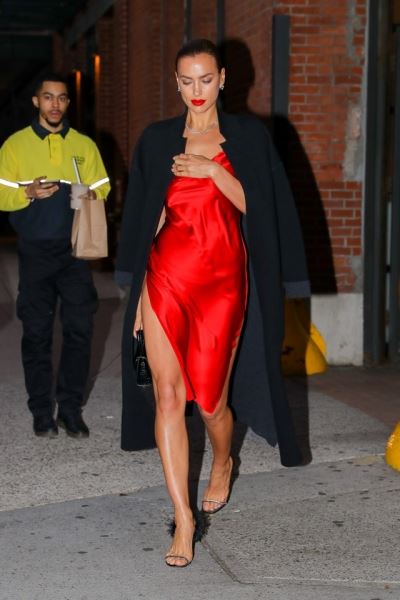 Какой вырез! Ирина Шейк в красном платье в Нью-Йорке